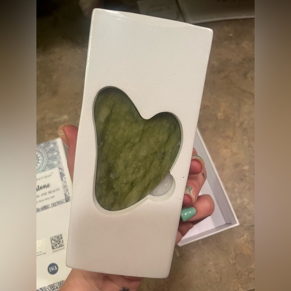 ROSELYNBOUTIQUE Jade Face Roller- Gua Sha Facial Tools. (Green w Jade Roller) - Picture 4 of 12